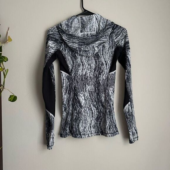 Lululemon Runbeam Hoodie Black White Ponytail Hole Thumb Holes XS/Small sz 2? - Picture 4 of 6